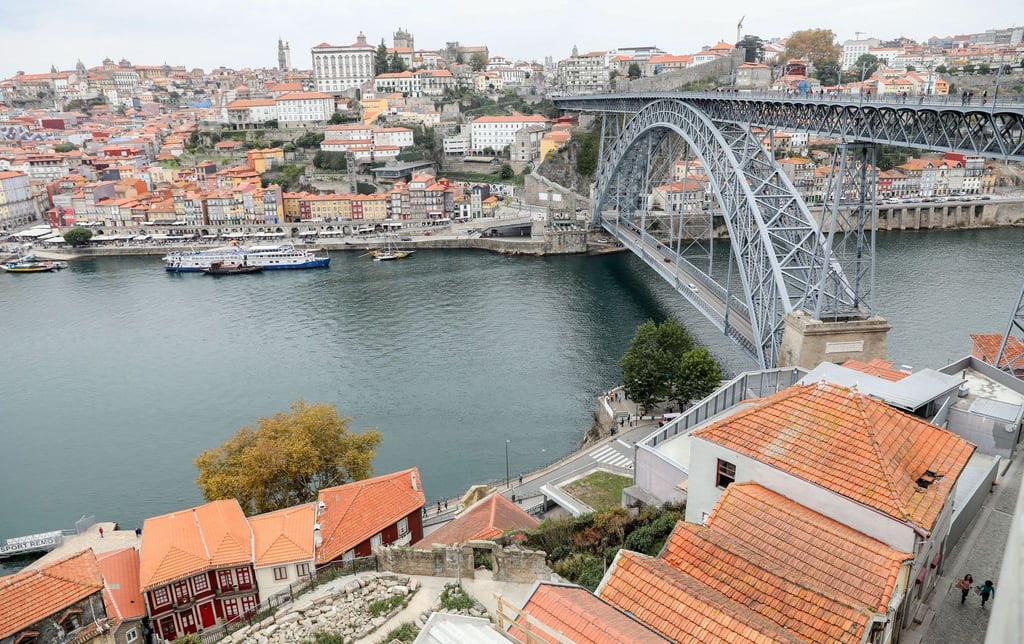 Blick auf die Innenstadt von Porto in Portugal, den Fluss Douro und die Brücke Dom Luis I. (Archivbild)