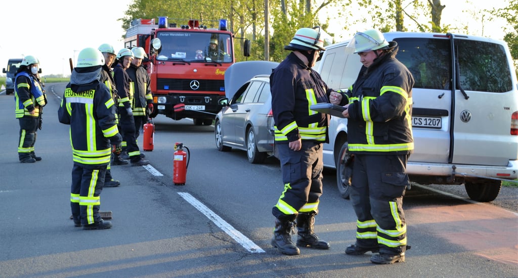 Beim Einsatz auf der Bundesstraße 246 mussten zwei nach einem Unfall ineinander verkeilte Fahrzeuge auseinandergezogen werden.