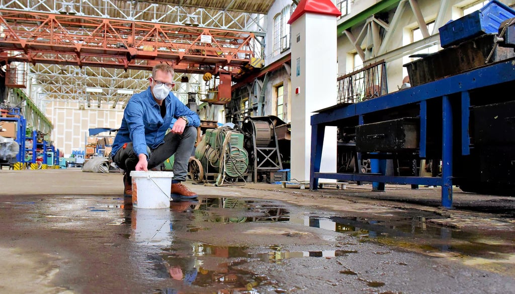Im Technikmuseum tropft seit Jahren Wasser von der Decke. Die Dachkonstruktion ist undicht. Museumsleiter Hajo Neumann steht hier im Depot an einer großen Pfütze. Das Museum ist derzeit aus diesen Gründen geschlossen.