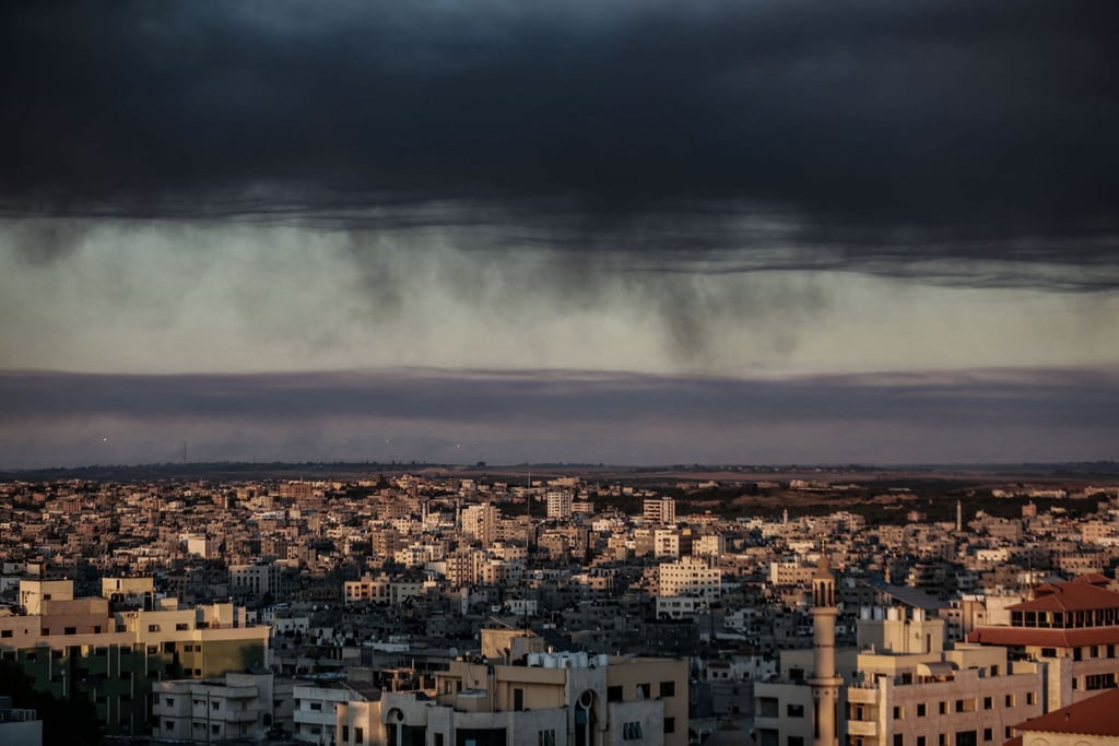 Dichter Rauch hängt nach mehreren israelischen Luftangriffen über den Gebäuden von Gaza-Stadt.