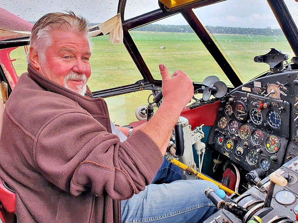 Pilot Peter Richter im Cockpit des Doppeldeckers. Bei Flügen wird dieses künftig mit einem Piloten und einem Copiloten besetzt sein.