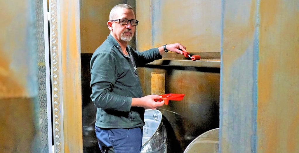 Ein Blick hinter die Kulissen: Hanseat-Chef Marian Stütz ist in den letzten Zügen bei der Renovierung des Clubs. Die Pissoir- und Waschbecken sind nun in martialischer Blech-Optik und runden das Bild mit trendigen Metal-Rost-Patina-Wänden in den Räumen ab. Der Rest des Hansas hat ebenfalls eine Frischekur erhalten.