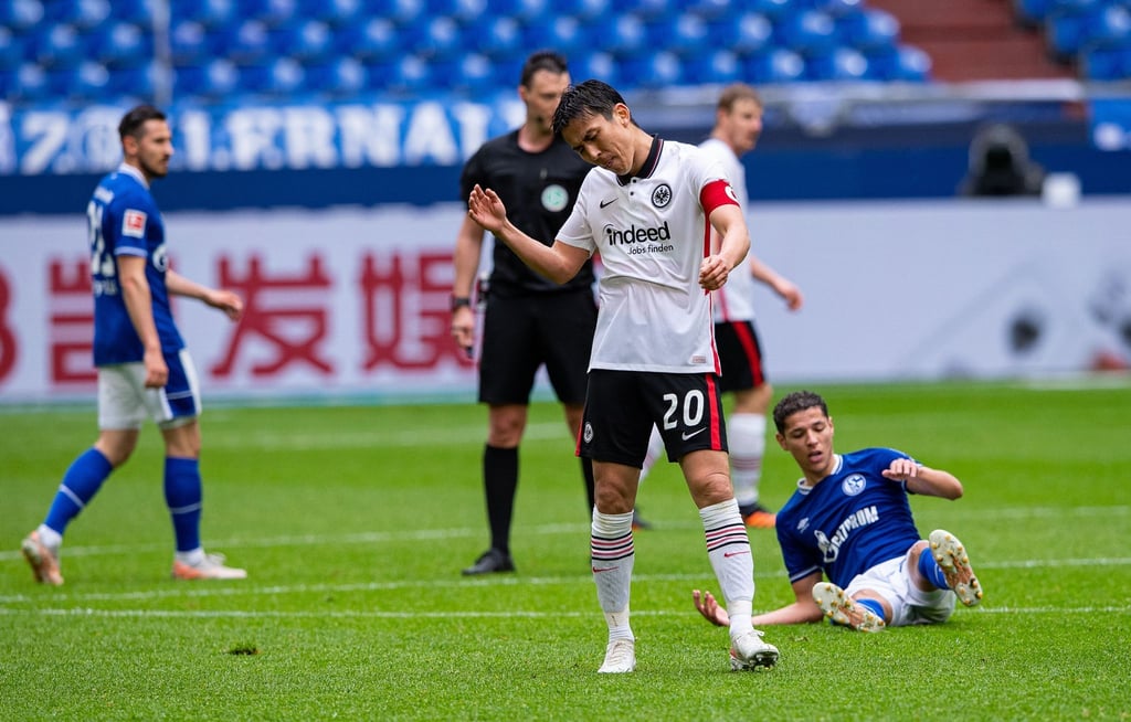 Frustriert: Makoto Hasebe nach der Frankfurter Niederlage auf Schalke.