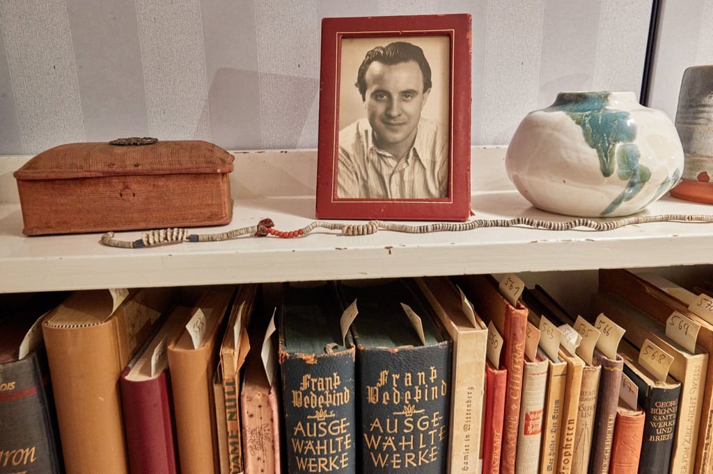 Ein Bilderrahmen mit einem Foto des Schriftstellers Wolfgang Borchert steht auf einem Bücherregal in der „Borchert-Box“. Am 20. Mai wäre Borchert 100 Jahre alt geworden.