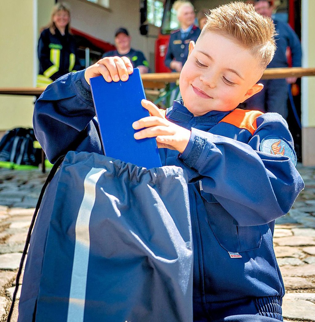 Feuerwehrkind Bobby (6) wühlt im Starterset.