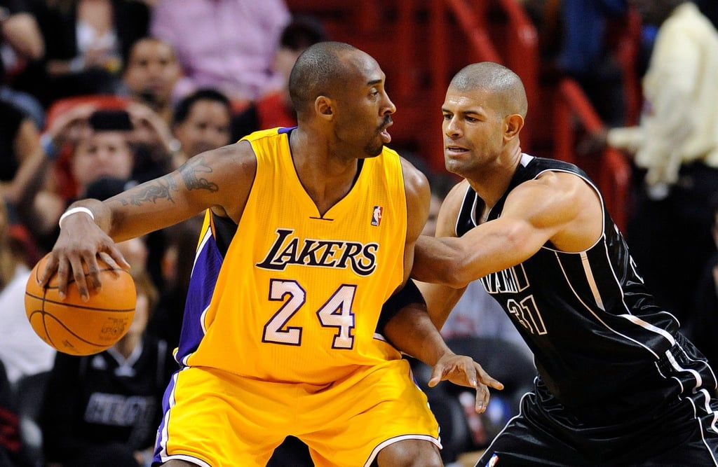 Der tödlich verunglückte Basketball-Superstar Kobe Bryant (l), hier verteidigt er den Ball gegen Shane Battier (r) von Miami Heat bei einem Spiel 2012, wurde postum in die Hall of Fame des Basketballs aufgenommen.