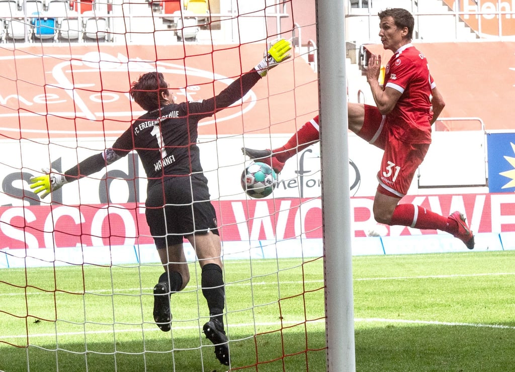 Düsseldorfs Marcel Sobottka (r) trifft zum 2:0.