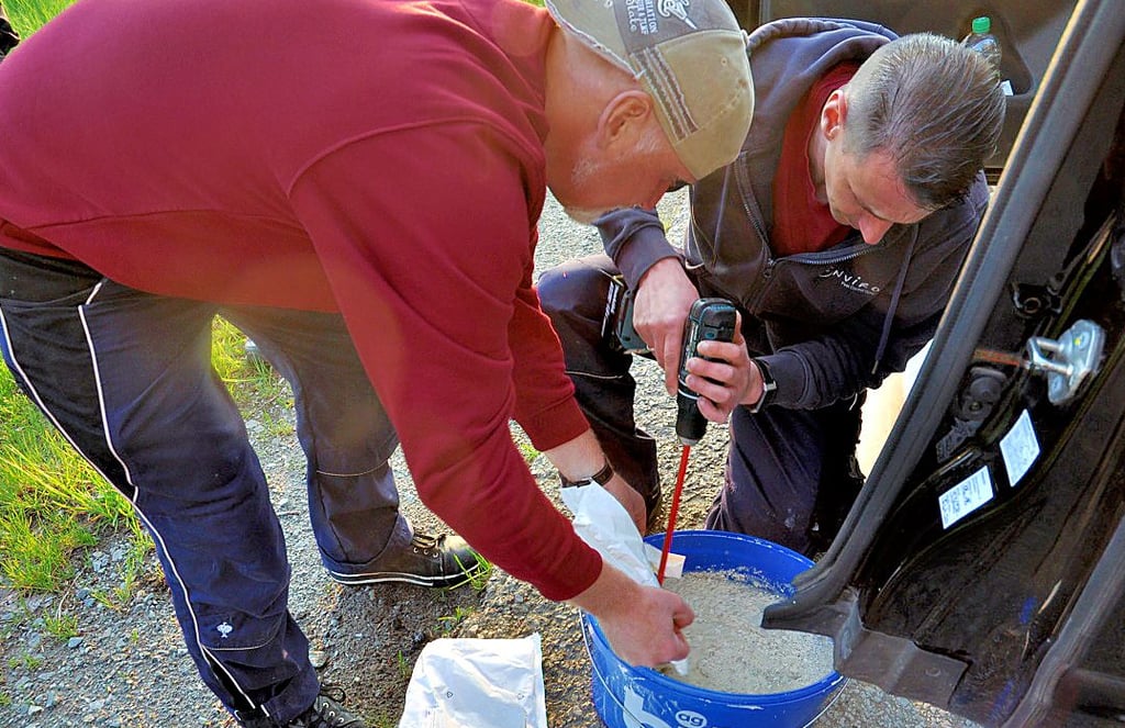 Thomas Klaus (links) und Thomas Fromm von der Biederitzer Firma lösen das Nematodenpulver zunächst in fünf Liter Wasser auf.