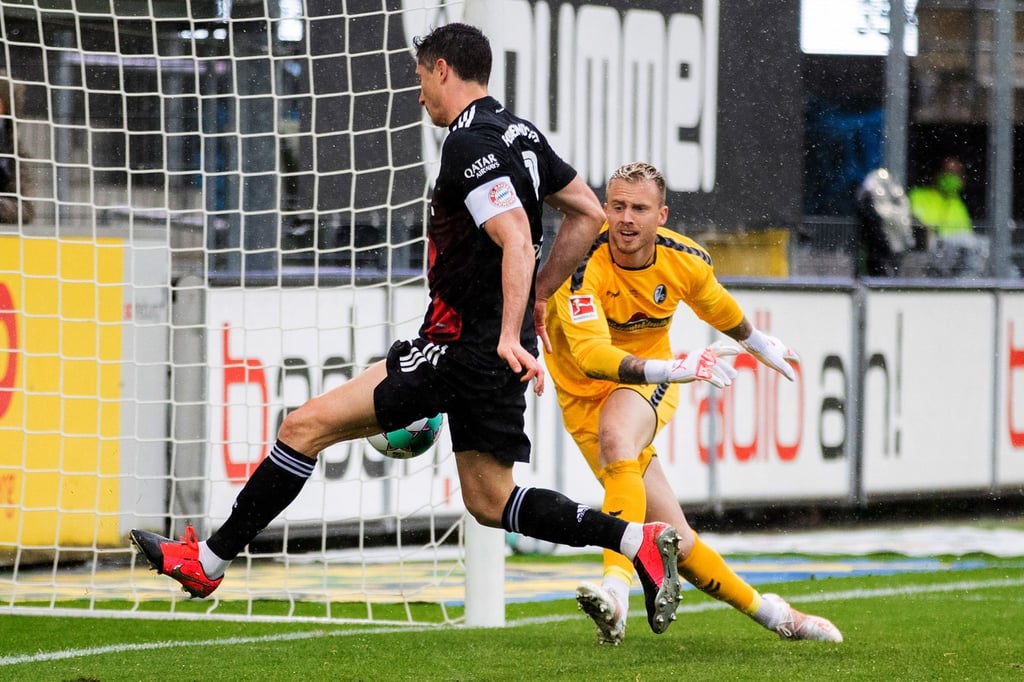Hatte in Freiburg seinen 41. Saisontreffer bereits auf dem Fuß: Bayern-Torjäger Robert Lewandowski (l).