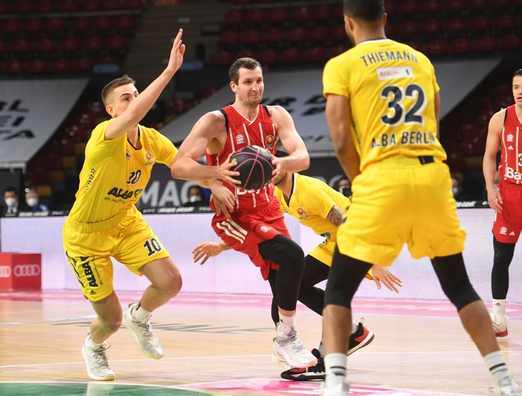 Die Bayern-Basketballer um Paul Zipser (M.) setzten sich gegen Alba Berlin durch.