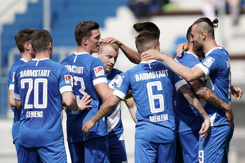 Darmstadts Stürmer Serdar Dursun (r) war mit vier Treffern der Matchwinner.