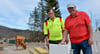 So soll die Rodelbahn in Schierke einmal aussehen: Vereinschef Dirk Klaus (links) und Projektleiter Jörg Augustin vom Kreissportbund Harz zeigen im Startbereich mit einem Musterstück der Kunststoff-Banden, wie die Betonpiste begrenzt wird. 