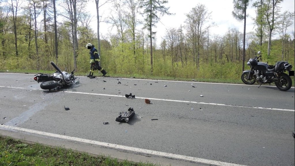 Bei einem schweren Unfall auf der Bundesstraße 81 sind am Sonnabend zwei Motorradfahrer ums Leben gekommen.