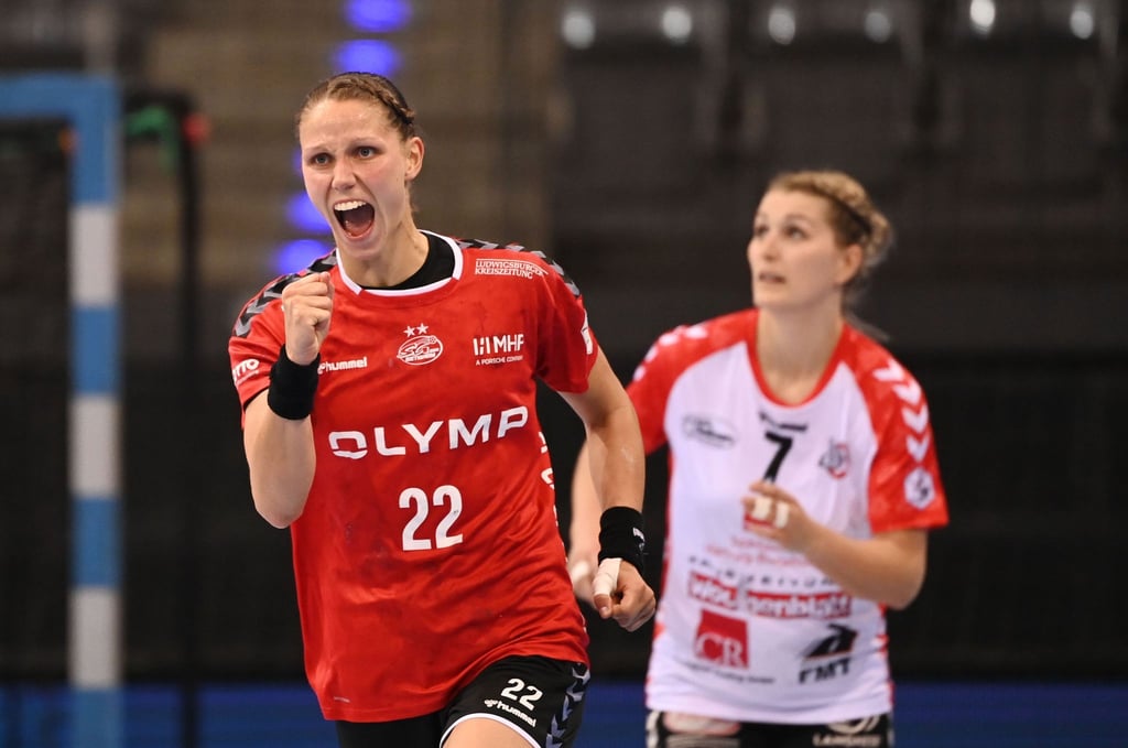 Bietigheims Xenia Smits (l) bejubelt ein Tor.