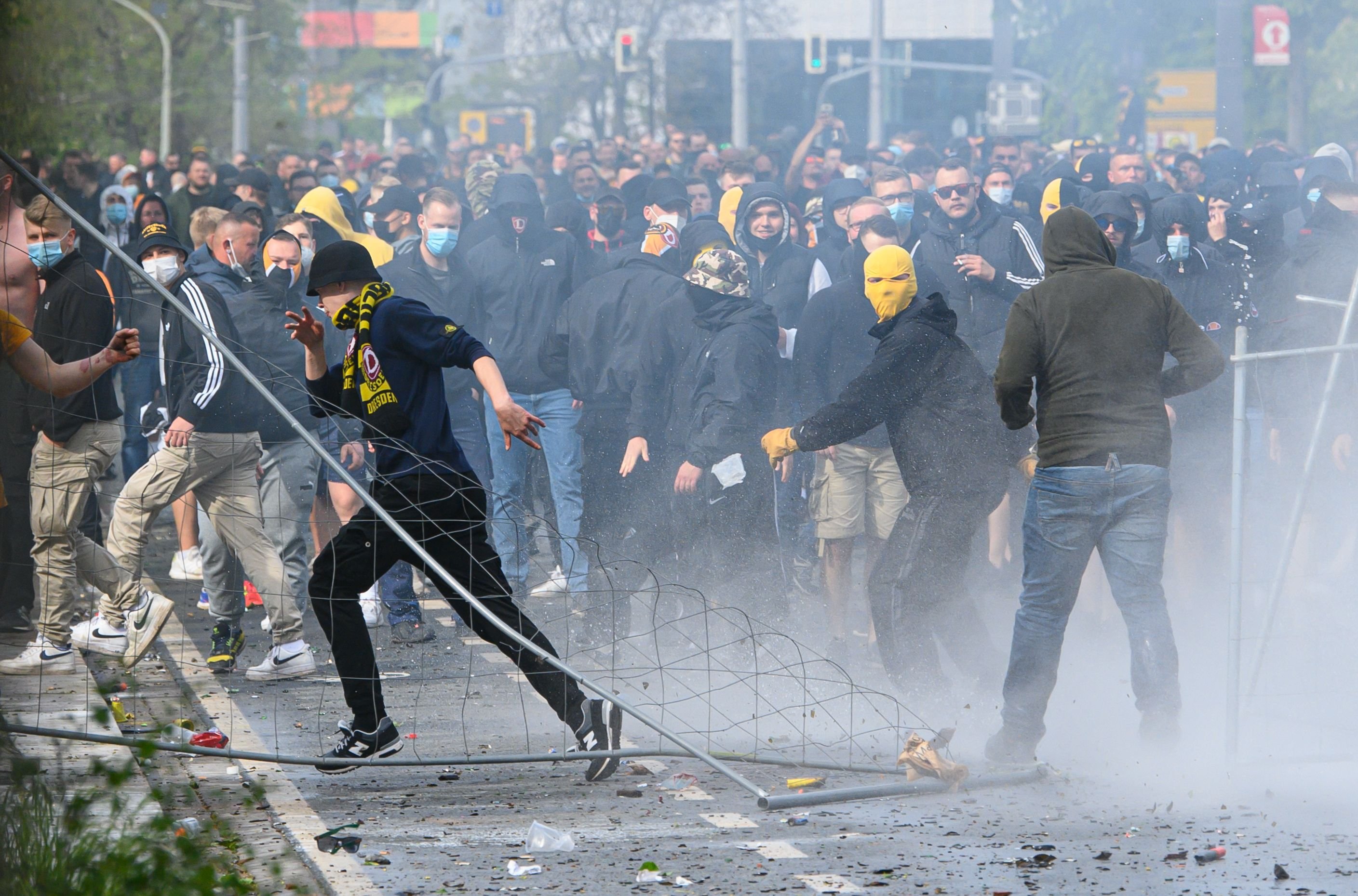 Während ihr Team den aufstieg feierte, griffen zahlreiche Dynamo-Fans Polizisten und Journalisten an.