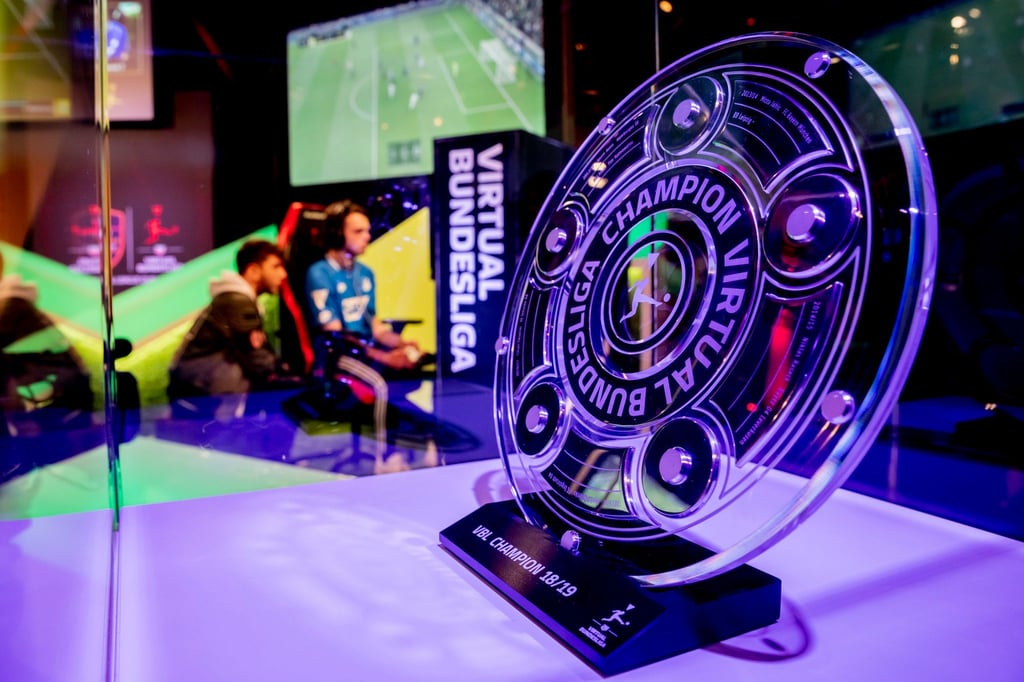 Die Meisterschale ist beim „Grand Final“ der Virtual Bundesliga (VBL) 2019 zu sehen.