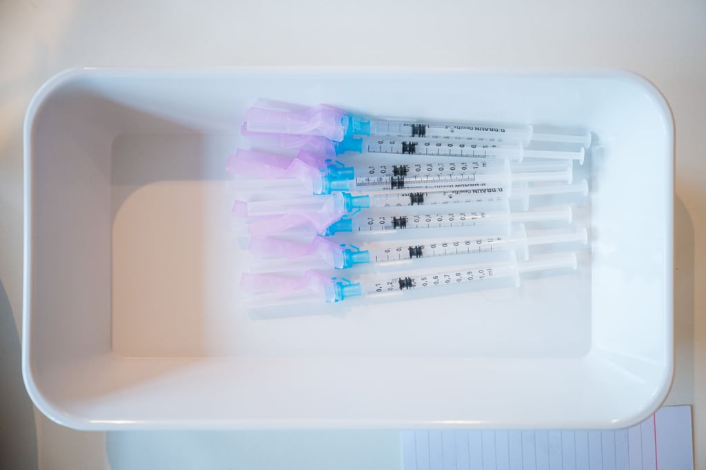 Spritzen mit dem Biontech/Pfizer-Impfstoff liegen zum Impfen bereit.