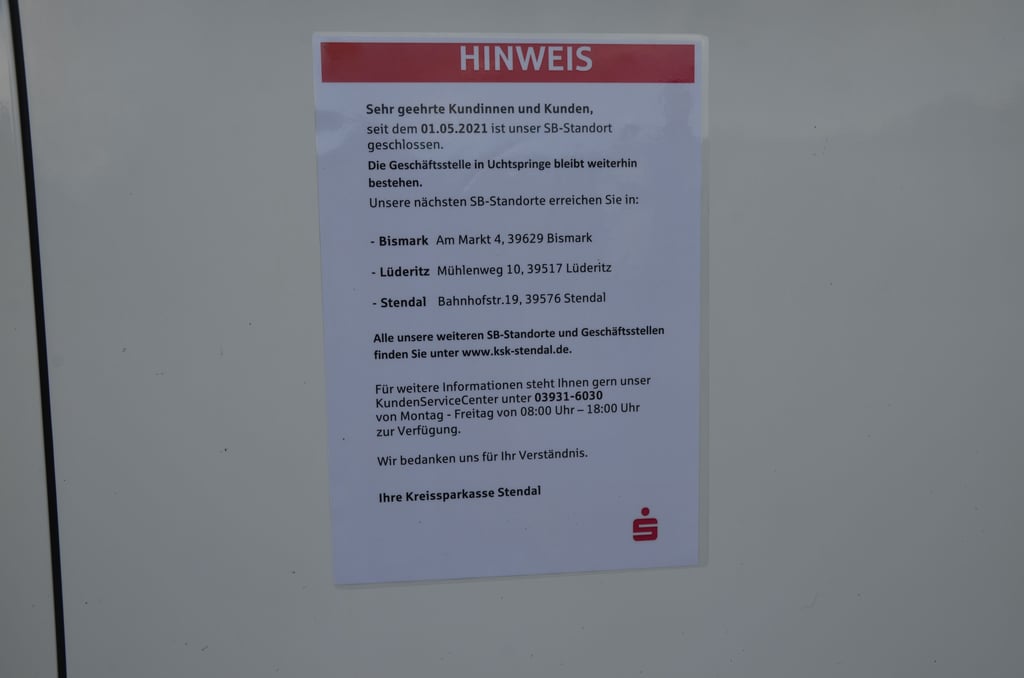 Die Sparkasse nennt an der Tür des geschlossenen SB-Standorts in Uchtspringe Ausweichfilialen.