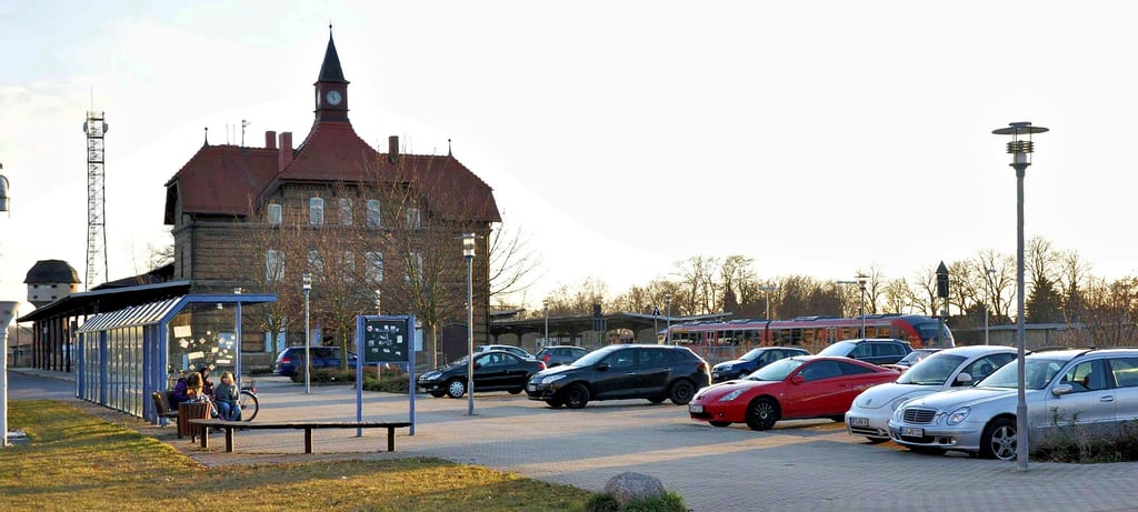 Am einem frühlingshaften Nachmittag gingen die Kinder einer Familie aus Güsten mit ihrem ?Charlie? Gassi. In der Aschersebener Straße auf Höhe des Bahnhofs wurden die Kinder und ihr Dackel von einem größeren Hund attackiert. Man sorgt sich, dass der Angreifer immer noch frei und ohne Aufsicht herumlaufen könnte.