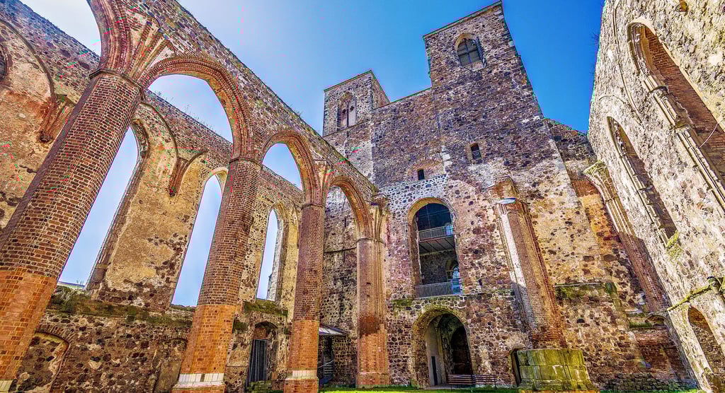 Selbst in der Ruine zeigt sich der Innenraum der Nicolaikirche ziemlich imposant und erzeugt beim Betrachter eine gewisse Ehrfurcht, wie diese etwas andere Aufnahme zeigt.