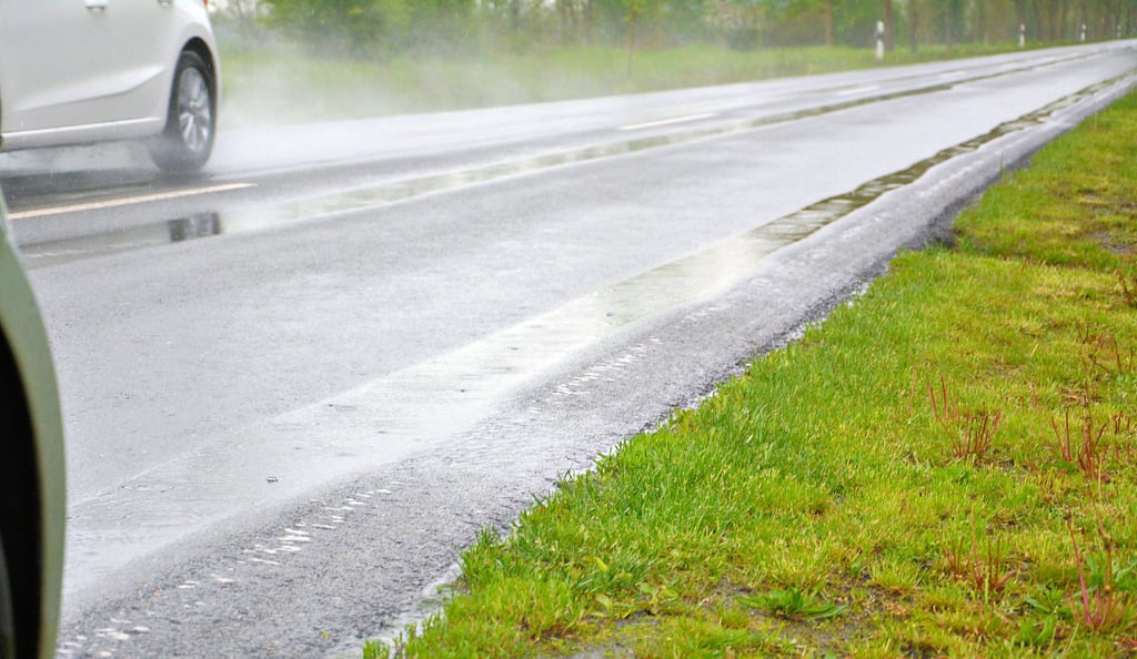 Schluss mit Spurrinnen und Aquaplaning. Bis Ende 2022 soll die Landesstraße 23 zwischen Neuferchau und Böckwitz im sogenannten Kalteinbau einen neuen Dünnschichtbelag bekommen. Zunächst kommt der Abschnitt zwischen Jahrstedt und Böckwitz an die Reihe.