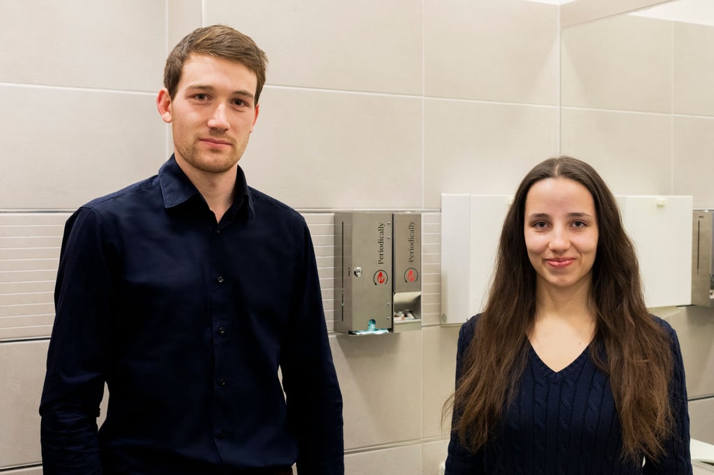 Die Magdeburer Medizinstudenten Corvin Groß und Katharina Weißig haben einen Spender für Menstruationsprodukte entwickelt.
