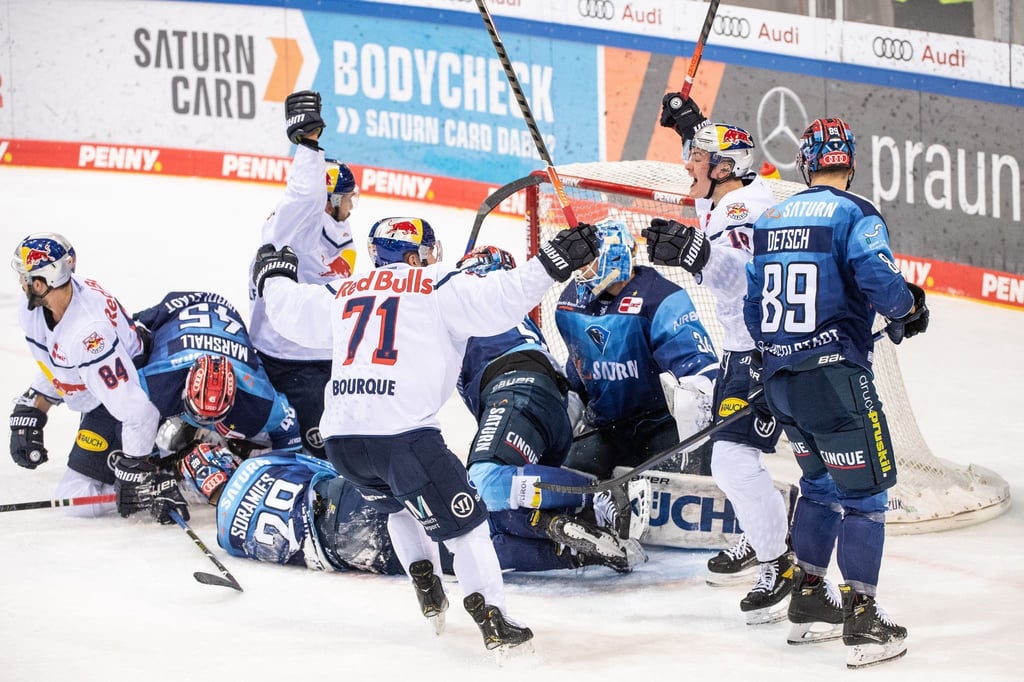 Chris Bourque (M.) kommt aus München nach Ingolstadt.