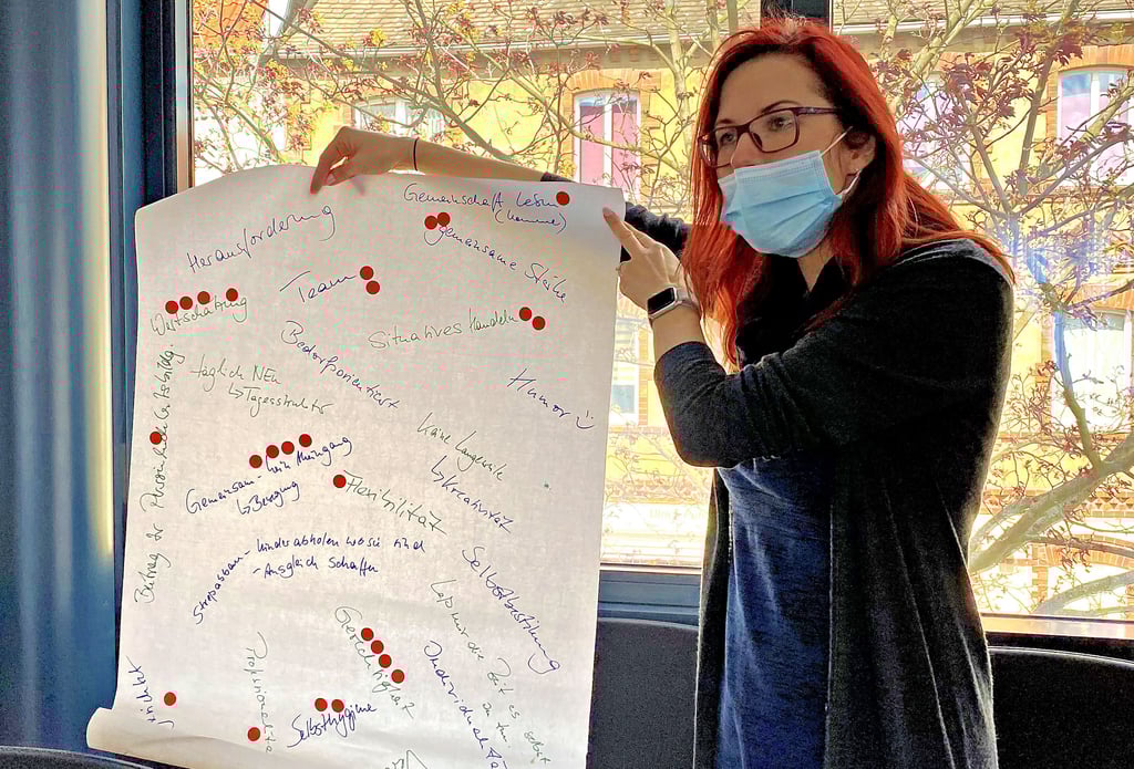 Sabine Montag zeigt eines der Plakate im Workshop. Mit Punkten markierten dieTeilnehmer, welche Kriterien ihnen wichtig sind.