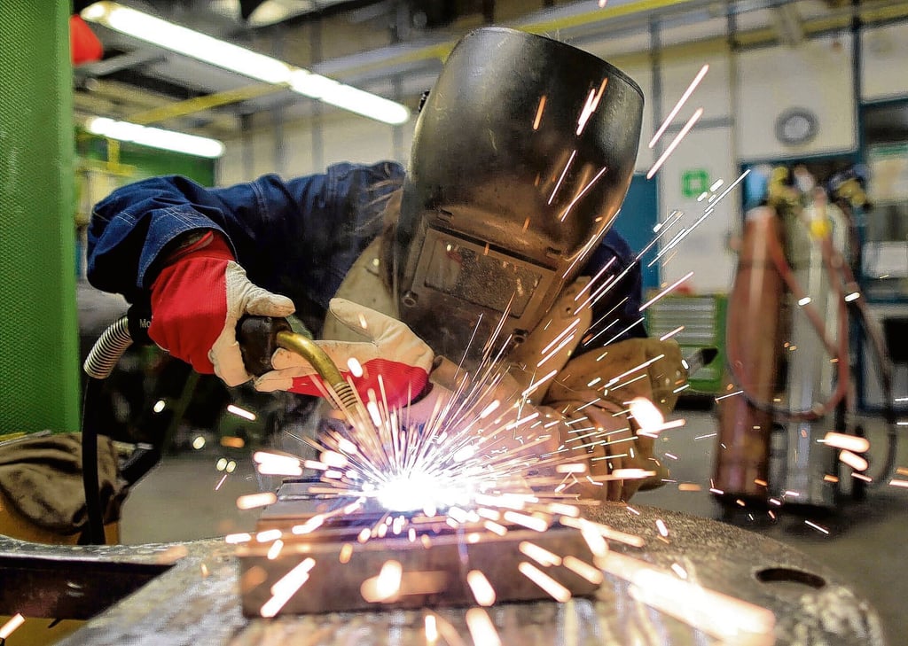Lehrling bei der Schweißer-Ausbildung