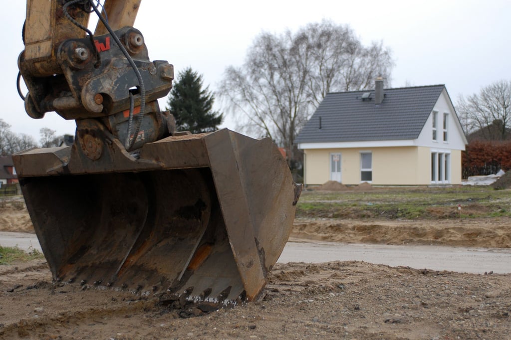 Das Grundstück Schritt für Schritt planen: Erst kommt der Bagger und dann die Beete und der Rasen.