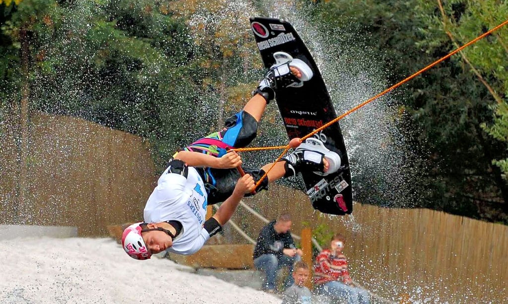 Am 22. Mai startet auf der ?Cable Island"-Anlage am Neustädter See die Wasserski- und Wakeboard-Saison 2021. Wenngleich die Sportler  auf den Rampen abheben, glauben die Betreiber  durch die Corona-Auflagen finanziell keine großen Sprünge machen zu können.