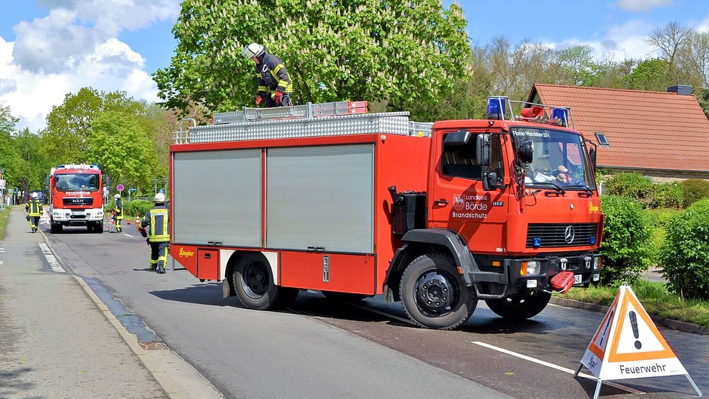 Die Wanzleber Feuerwehr rückte am Sonnabend zur Beseitigung von auslaufenden Betriesstoffen nach einem Unfall aus.