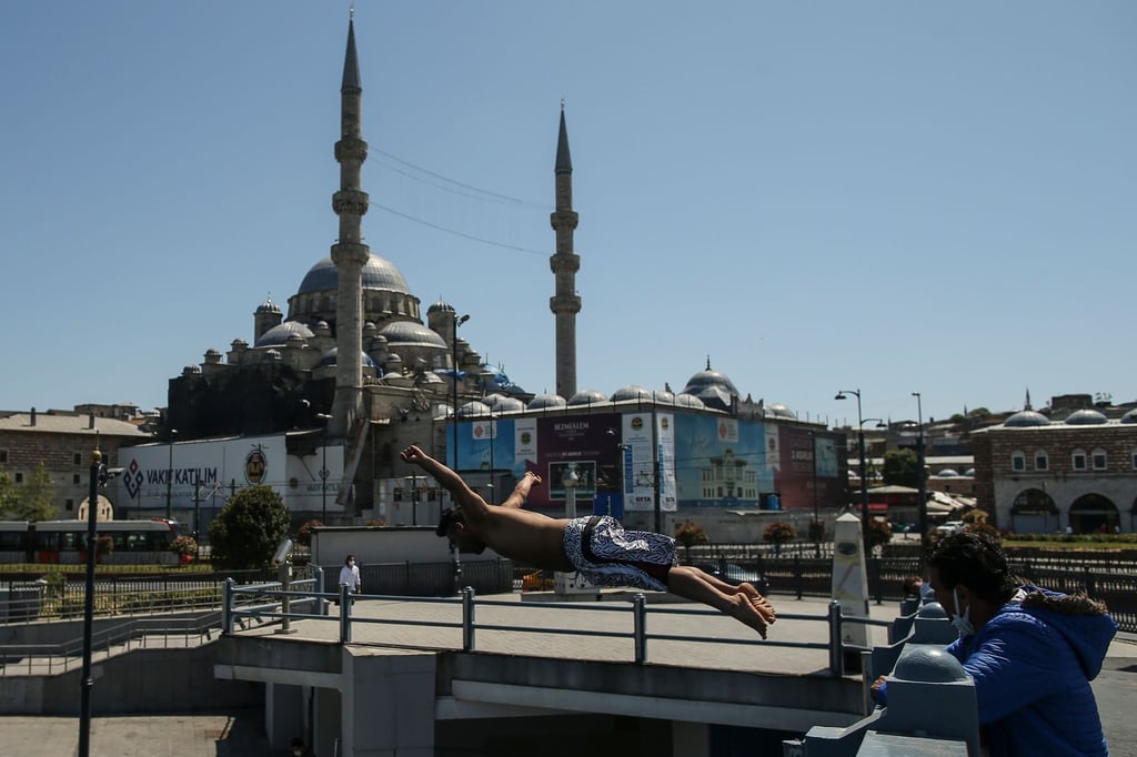 Nach einem langen harten Lockdown lockert die Türkei die Corona-Beschränkungen.