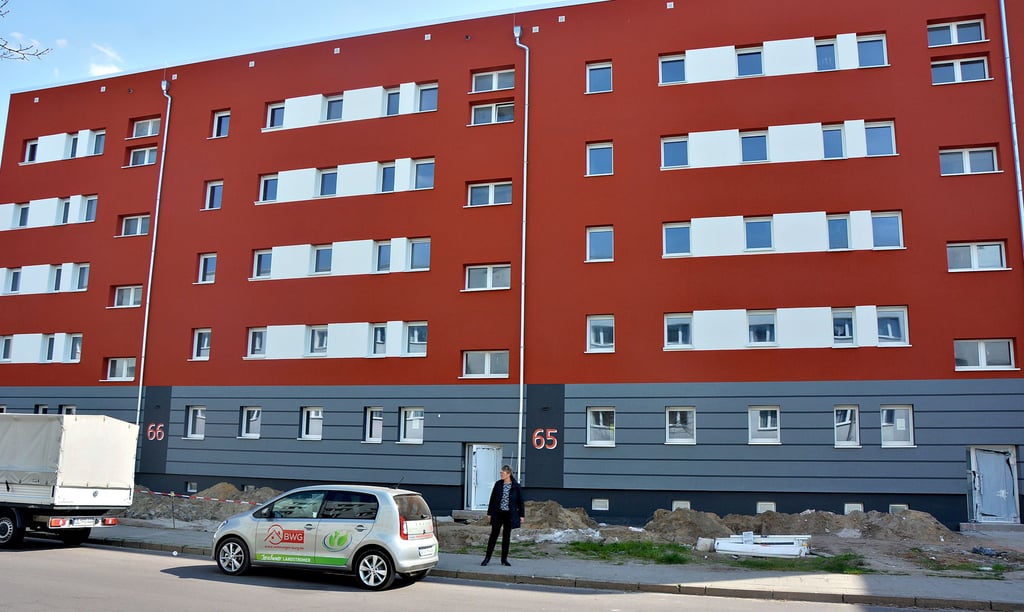Das sanierte Gebäude der Martin-Luther-Straße 64 bis 66 in Burg ist mit der dunkelroten Wärmedämmung ein Hingucker in diesem Viertel. 30 Wohnungen wurden hier barrierearm umgebaut.