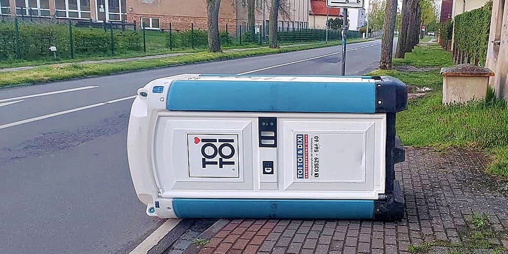 Gerade erst wurde die Dixi-Tonne umgeworfen.