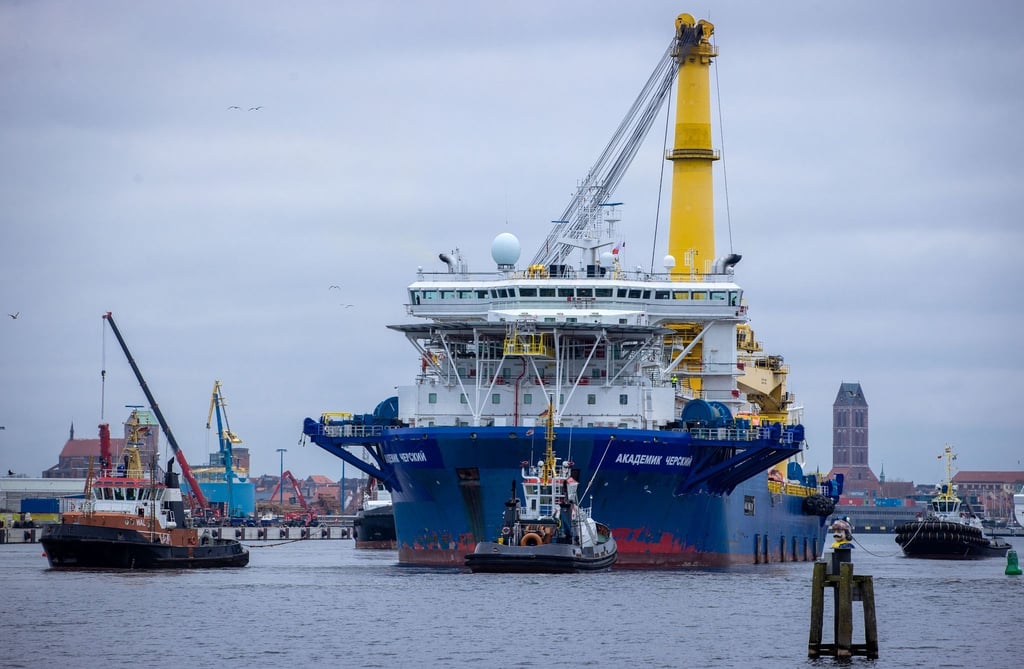 Schlepper ziehen das russische Rohr-Verlegeschiff „Akademik Tscherski“ aus dem Seehafen Richtung Ostsee.