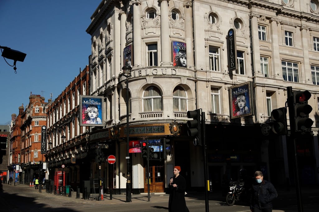 Plakate für "Les Miserables" hängen am vorübergehend geschlossenen Gielgud Theater in London.