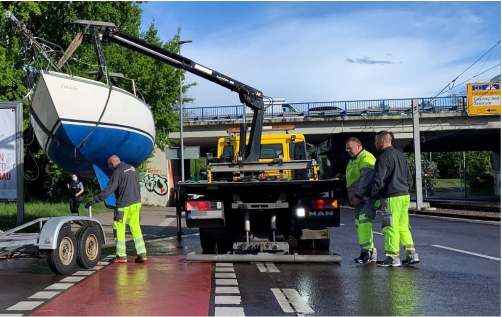Dieses Boot kippte in Magdeburg von einem Anhänger.