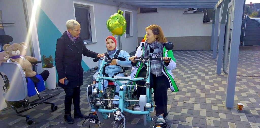 Jel und Patricia Bielke freuen sich über das Therapiefahrrad und gemeinsame Ausflüge. Erfüllt hat ihnen diesen Herzenswunsch die Aktion der Biker mit Herz, die das Spendenkonto des Kinder- und Jugendhospizdienstes ordentlich füllten.