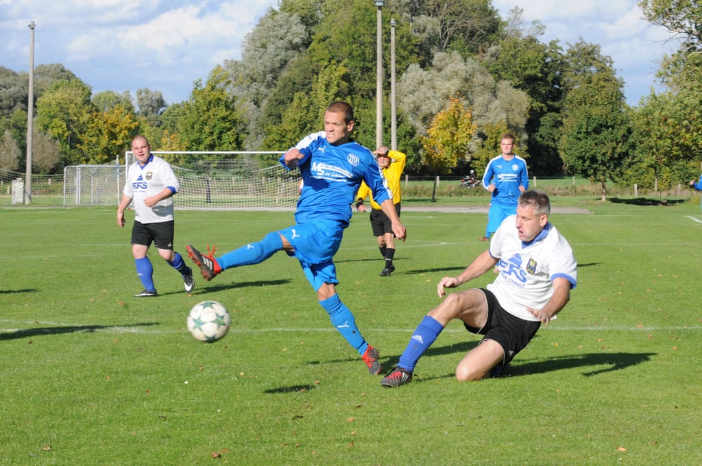 Sebastian Paproth (rechts) und der FC Insel könnten aufsteigen, da Schernebeck verzichtet.