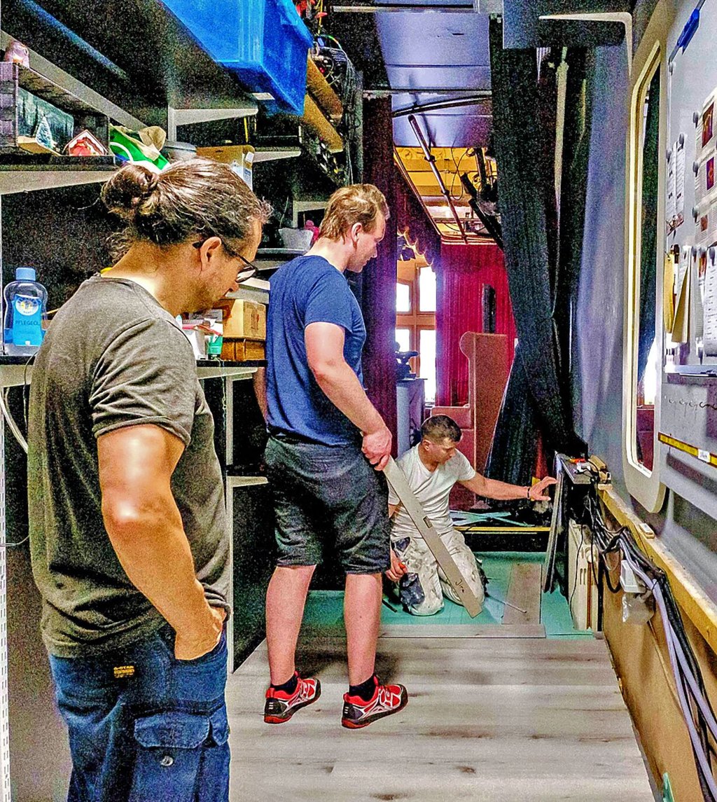 Alexander Jira und Nico Lenz, hier mit Mario Welker, haben im Wittenberger Clack-Theater Bodenarbeiten übernommen.