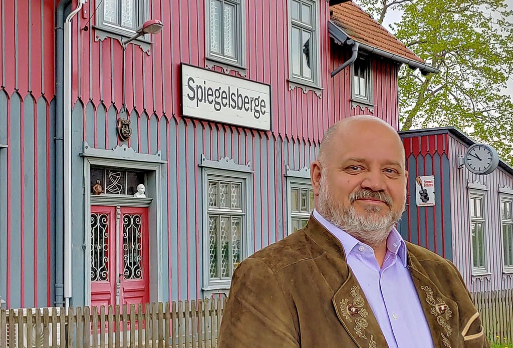 Christian Hecht vor dem Spiegelsbergenbahnhof Halberstadt - seinem Zuhause.