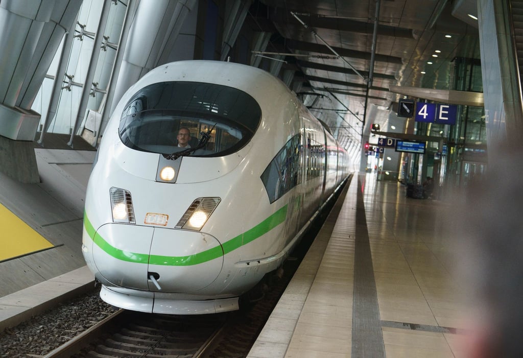 Ein ICE der Deutschen Bahn beim Halt am Frankfurter Flughafen.
