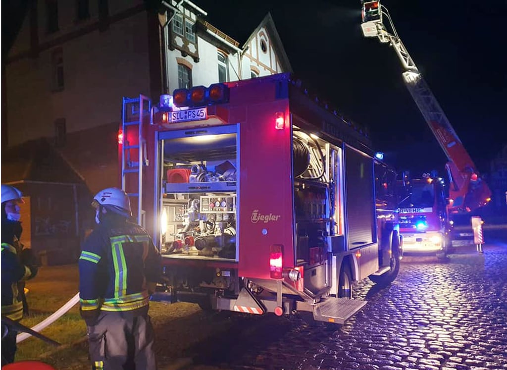 Mit vier Einsatzfahrzeugen waren die Seehäuser Brandbekämpfer am Bahnhof. Auch die Drehleiter rollte mit an - zum Ausleuchten des Einsatzortes und im Fall der Fälle zur Personenrettung.