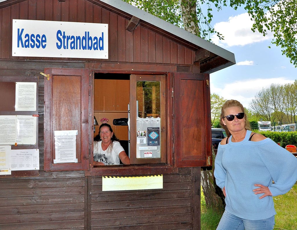 Birgit Ludewig und Daniela Sakautzki an der Strandbadkasse am Barleber See. Am Sonnabend wurde die Badesaison eröffnet. Der Besucherstrom war allerdings angesichts des sehr wechselhaften Wetters auch sehr verhalten.