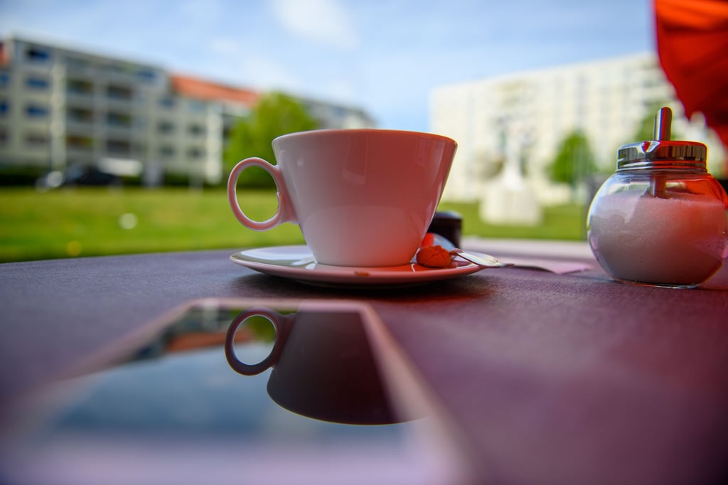 Eine Tasse Kaffee in einem Café oder Restaurant - das ist ab Mittwoch wieder in Anhalt-Bitterfeld möglich. Dann darf unter anderem die Außengastronomie öffnen.