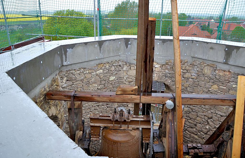 Das Dach des Kirchturmes ist herunter genommen, ein neuer Ringanker bereits gegossen. Ohne Dach ist der Blick von oben auf den Glockenstuhl möglich.