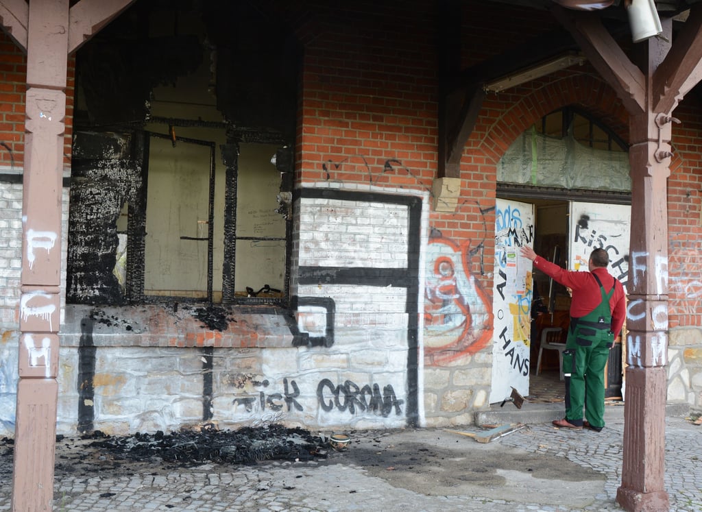 Von dem Sofa war Montagfrüh nur noch ein Aschehaufen übrig. Die Flammen drohten über ein Fenster das Gebäude zu erfassen, um dessen Verschlusssicherheit sich die Stadt bemühte.