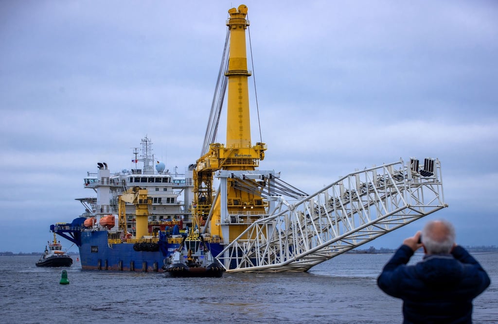 Das russische Rohr-Verlegeschiff „Akademik Cherskiy“ verlässt den Hafen von Wismar.