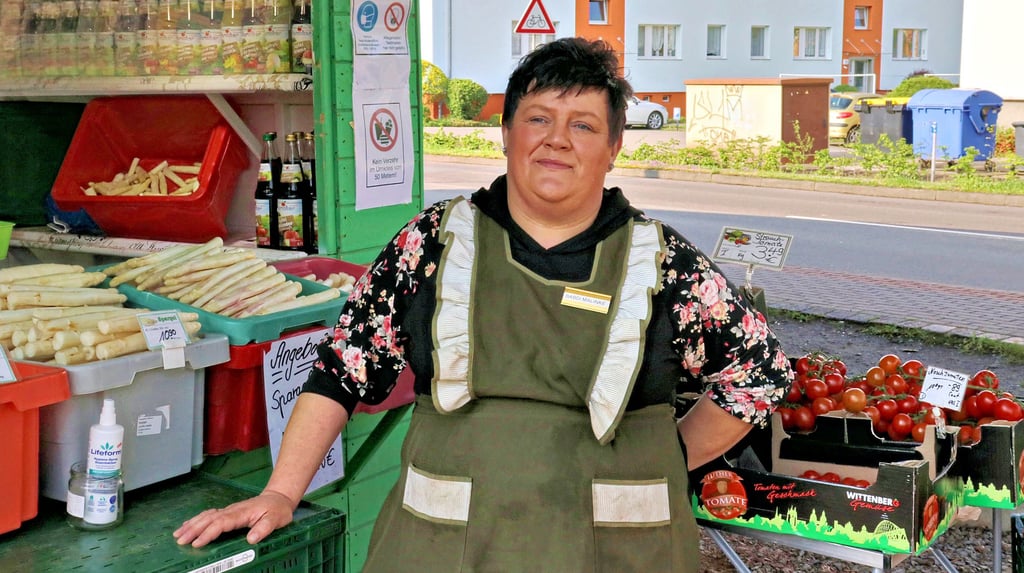 Baerbel Malinke in ihrem Verkaufsstand an der Gabelung Stendaler Chaussee/Düsedauer Straße in Osterburg. Die Hindenburgerin will Zerstörungen und Diebstähle nicht mehr hinnehmen.
